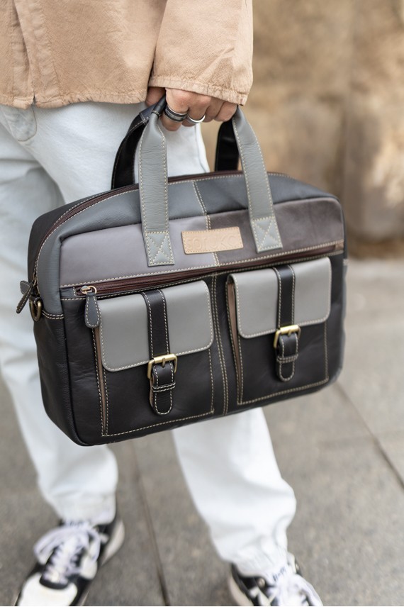 Maletín Mary Soruka en piel reciclada, hecho a mano en tonos negro y gris.