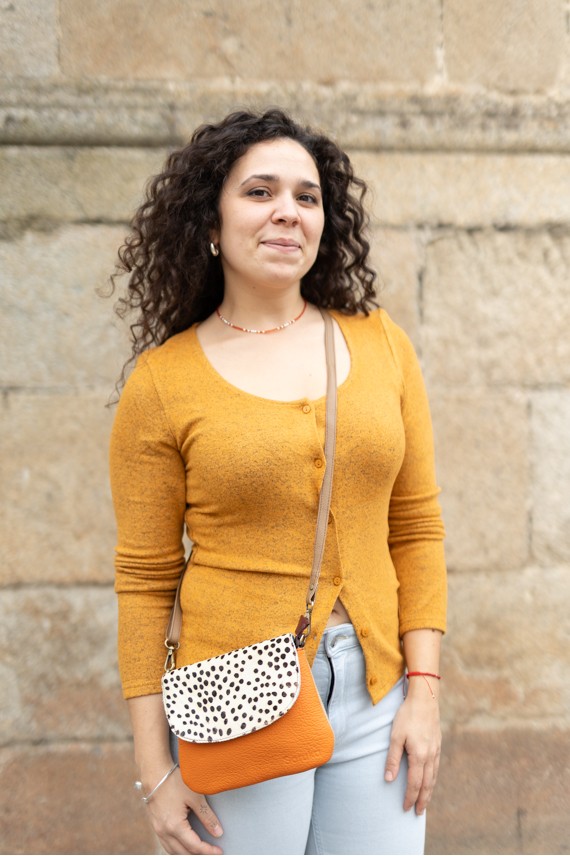 Bolso Cora Soruka de piel sostenible con solapa animal print de topitos,