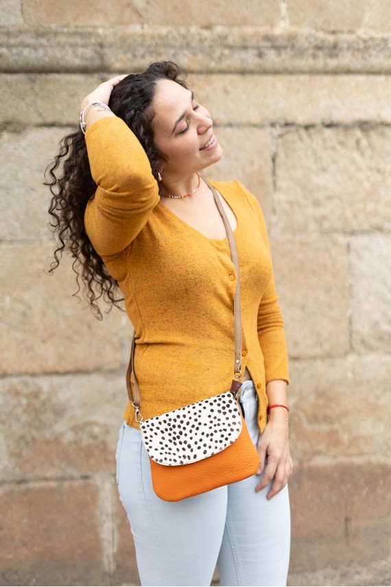 Bolso Cora Soruka de piel sostenible con solapa animal print de topitos,