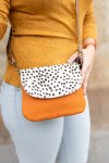 Bolso Cora Soruka de piel sostenible con solapa animal print de topitos,