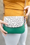 Bolso Cora Soruka de piel sostenible con solapa animal print de topitos,