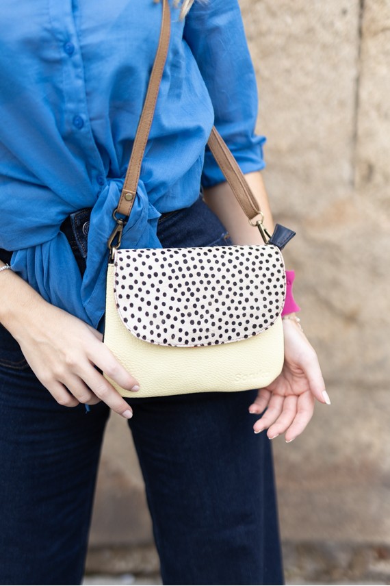 Bolso Cora Soruka de piel sostenible con solapa animal print de topitos,