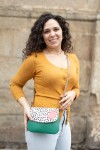 Bolso Cora Soruka de piel sostenible con solapa animal print de topitos,