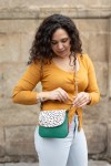 Bolso Cora Soruka de piel sostenible con solapa animal print de topitos,