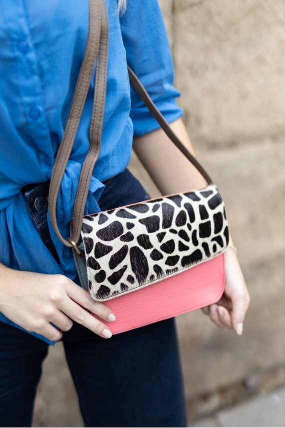 Bolso River 360 Soruka reversible de piel sostenible con solapa animal print de vaca y asa regulable, hecho a mano.