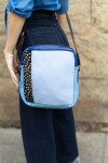 Bolso Delilah Soruka de piel sostenible azul con detalle animal print de topos, hecho a mano con asa regulable.