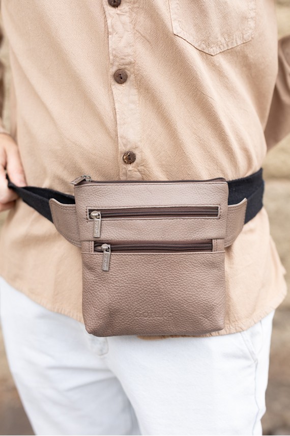 Riñonera Menorca piel sostenible con bolsillos frontales y cinturón de algodón regulable, diseño unisex Samarkanda.