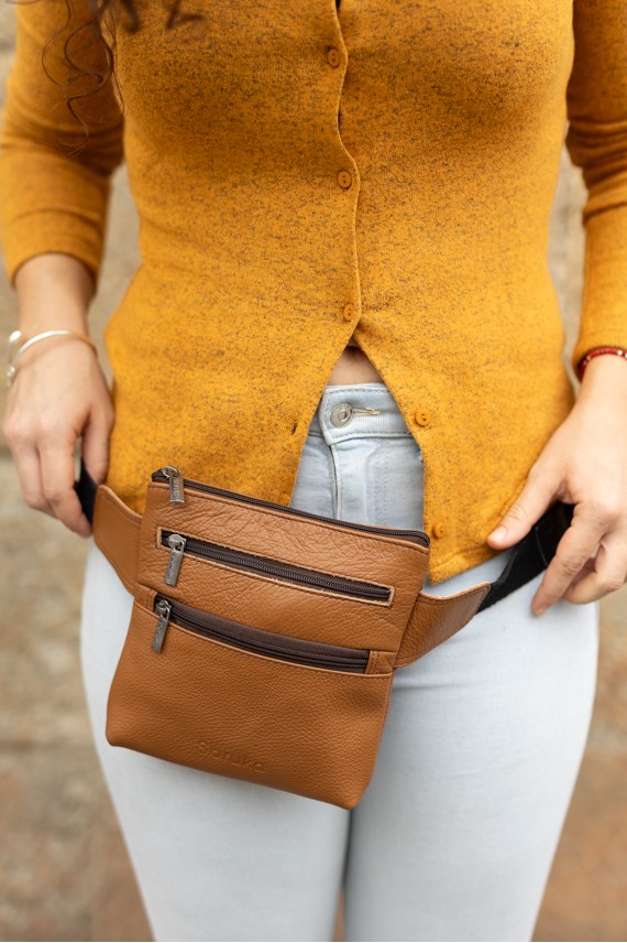 Riñonera Menorca piel sostenible con bolsillos frontales y cinturón de algodón regulable, diseño unisex Samarkanda.