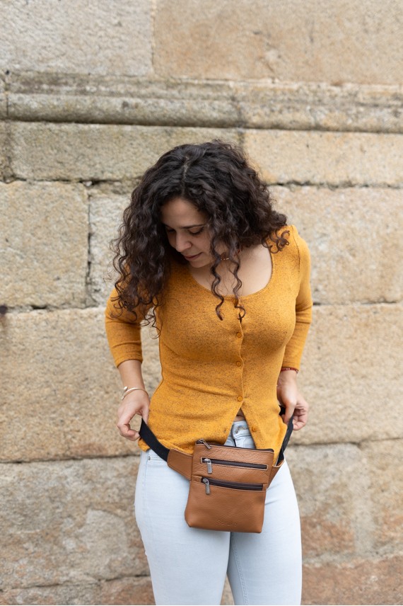 Riñonera Menorca piel sostenible con bolsillos frontales y cinturón de algodón regulable, diseño unisex Samarkanda.