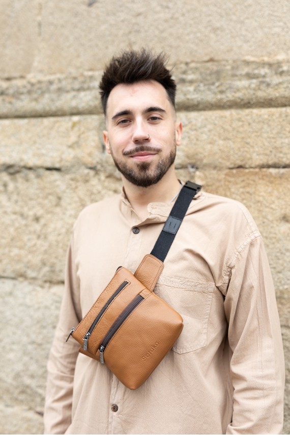 Riñonera Menorca piel sostenible con bolsillos frontales y cinturón de algodón regulable, diseño unisex Samarkanda.