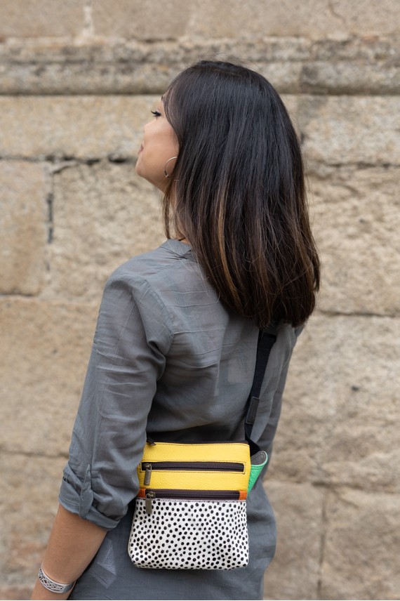 "Riñonera Menorca piel sostenible con detalle animal print de topos y cinturón ajustable, pieza artesanal Samarkanda.