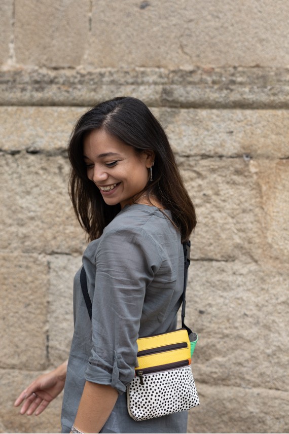 "Riñonera Menorca piel sostenible con detalle animal print de topos y cinturón ajustable, pieza artesanal Samarkanda.