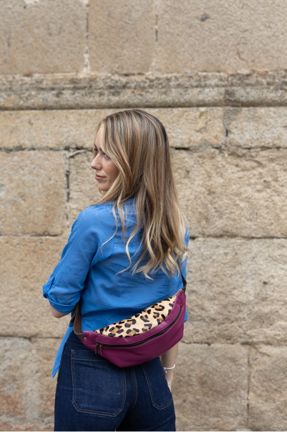 "Riñonera Marley de piel sostenible solapa de leopardo, hecha a mano con cinturón ajustable, diseño artesanal Samarkanda."