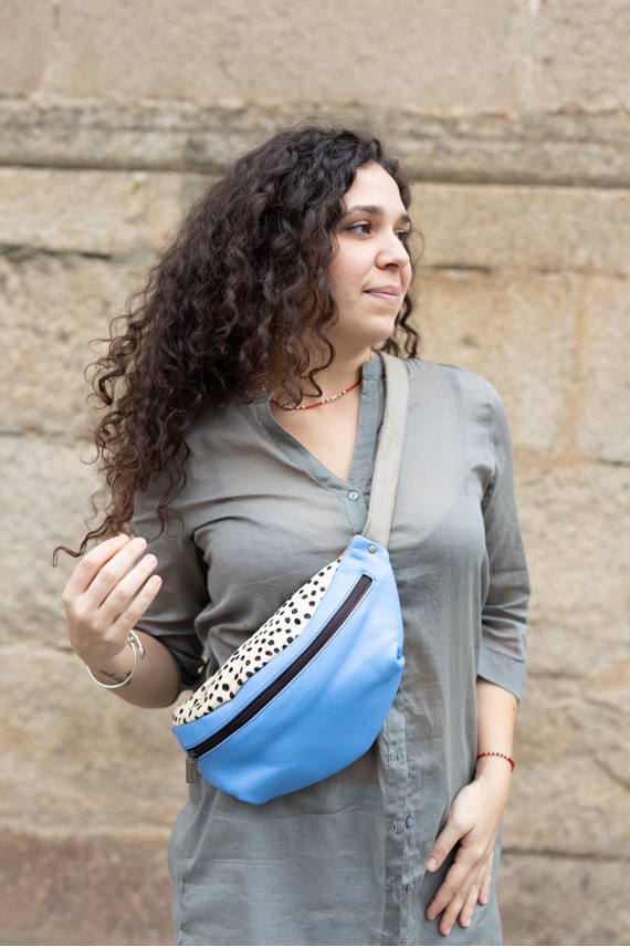 Riñonera Marley piel sostenible solapa de estampado topos, hecha a mano con cinturón ajustable, diseño artesanal Samarkanda.