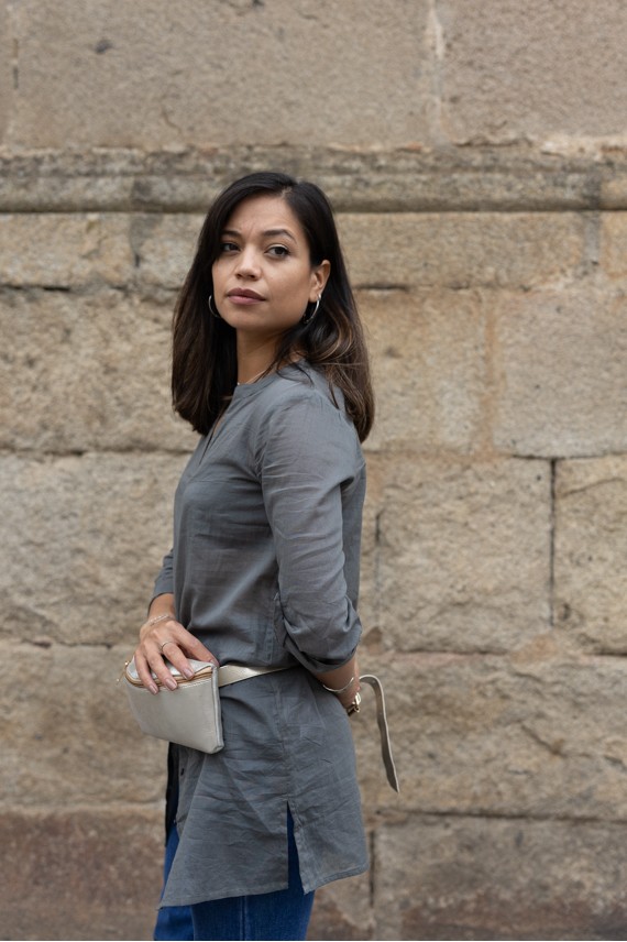 "Riñonera Anastasia glitter dorado piel sostenible Soruka, cinturón ajustable, diseño artesanal Samarkanda.