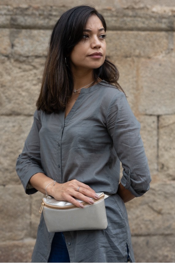 "Riñonera Anastasia glitter dorado piel sostenible Soruka, cinturón ajustable, diseño artesanal Samarkanda.