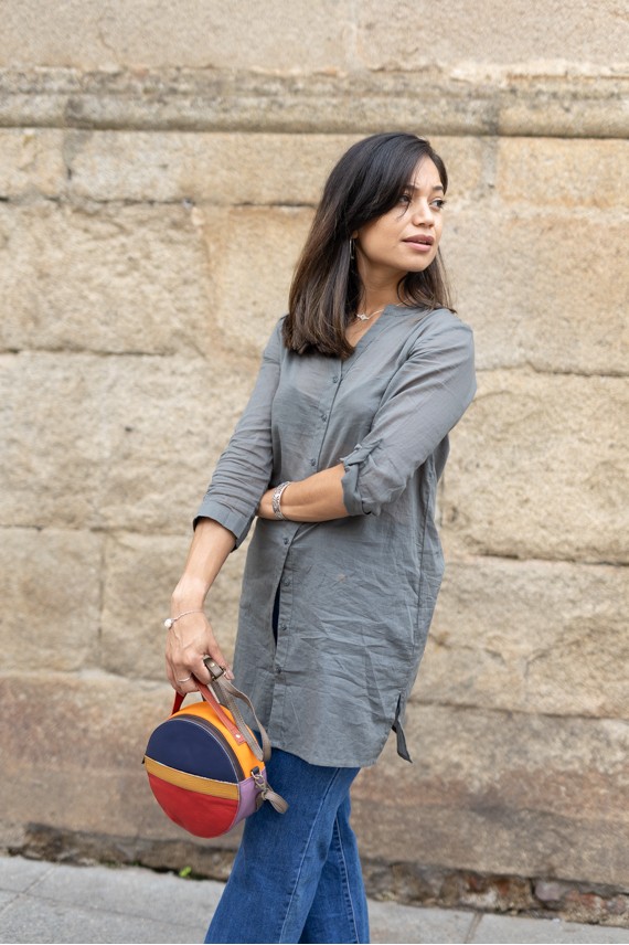 "Bolso Hera redondo multicolor de piel sostenible Soruka con tonos camel, rojo, azul y naranja,