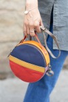 "Bolso Hera redondo multicolor de piel sostenible Soruka con tonos camel, rojo, azul y naranja,