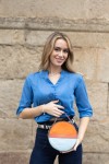 "Bolso Hera redondo de piel sostenible Soruka, diseño patchwork bicolor naranja y celeste