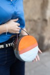 "Bolso Hera redondo de piel sostenible Soruka, diseño patchwork bicolor naranja y celeste