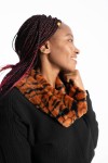 "Cuello de pelito con estampado animal print tipo tigre en imitación mutón, accesorio boho artesanal Samarkanda."