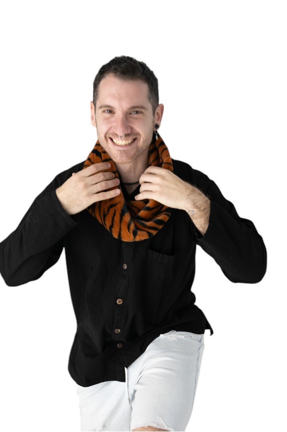 "Cuello de pelito con estampado animal print tipo tigre en imitación mutón, accesorio boho artesanal Samarkanda."