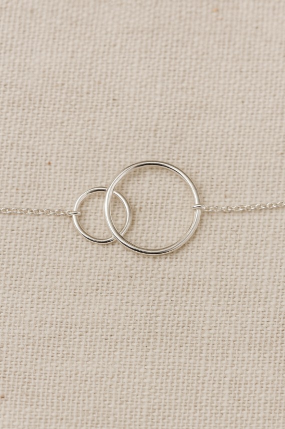 Pulsera de plata de ley con aros entrelazados símbolo del karma, joya artesanal Samarkanda.