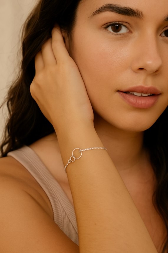 Pulsera de plata de ley con aros entrelazados símbolo del karma, joya artesanal Samarkanda.