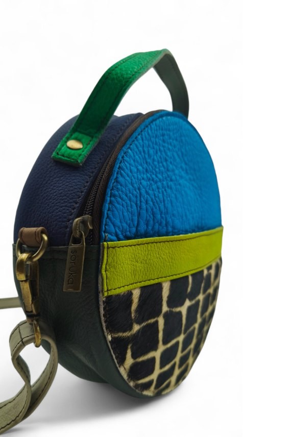 "Bolso Hera redondo de piel sostenible Soruka con diseño patch de colores y animal print, Samarkanda."