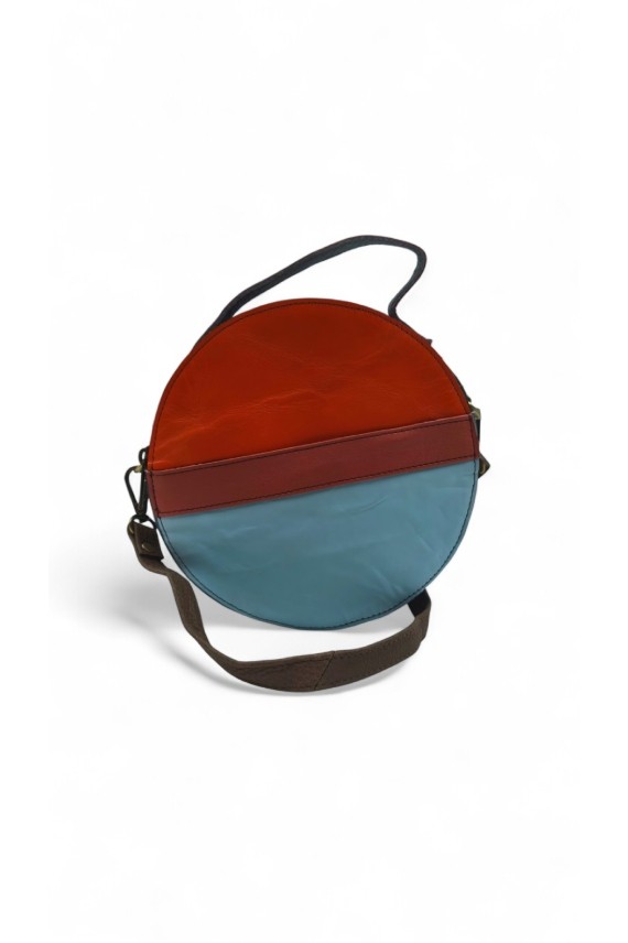 "Bolso Hera redondo de piel sostenible Soruka, diseño patchwork bicolor naranja y celeste