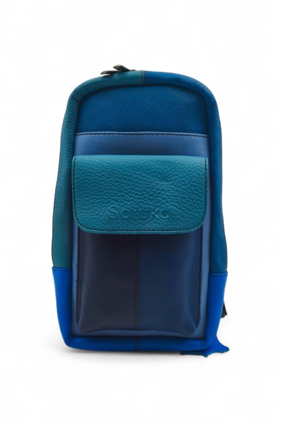 "Bolso bandolera Hailey Sling de piel sostenible Soruka con bolsillos frontales y diseño patchwork artesanal