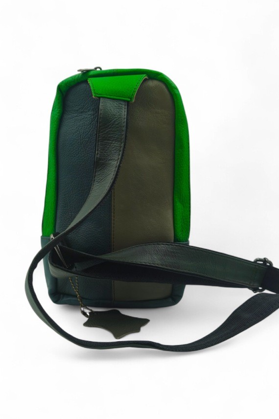 "Bolso bandolera Hailey Sling de piel sostenible Soruka con bolsillos frontales y diseño patchwork artesanal