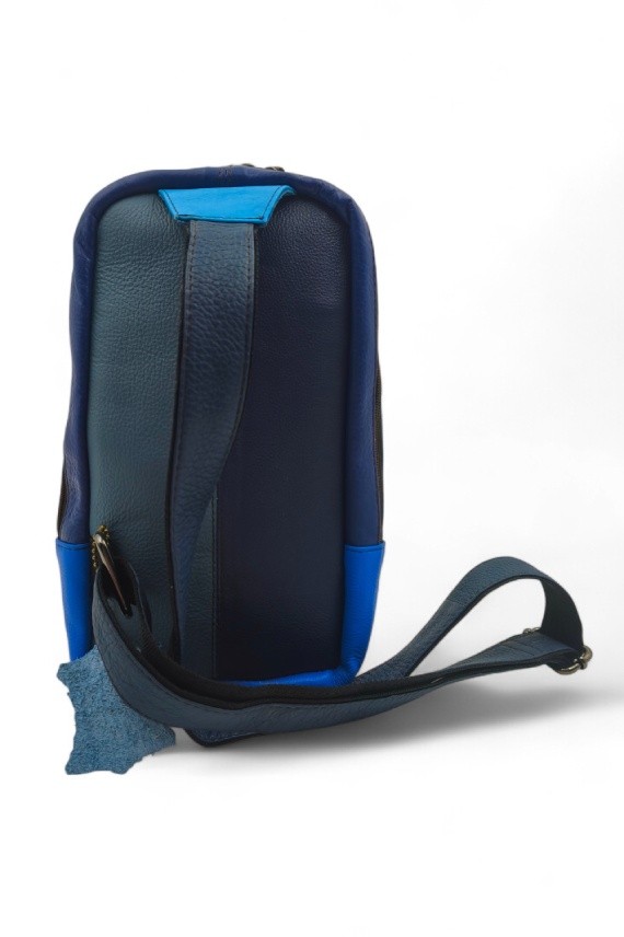 "Bolso bandolera Hailey Sling de piel sostenible Soruka con bolsillos frontales y diseño patchwork artesanal