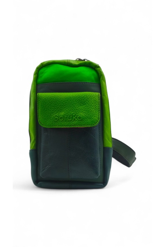 "Bolso bandolera Hailey Sling de piel sostenible Soruka con bolsillos frontales y diseño patchwork artesanal