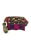 "Riñonera Alexis de piel sostenible Soruka con solapa animal print y hebillas decorativas, hecha a mano."