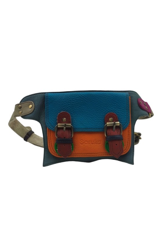 "Riñonera Alexis de piel sostenible Soruka en tonos azul y naranja con hebillas decorativas, hecha a mano."