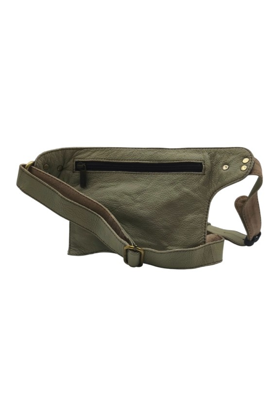 "Riñonera Alexis de piel sostenible Soruka en tonos azul y naranja con hebillas decorativas, hecha a mano.