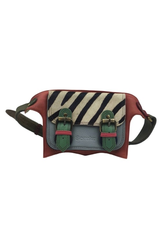 "Riñonera Alexis de piel sostenible Soruka con solapa animal print de cebra y hebillas decorativas, hecha a mano."