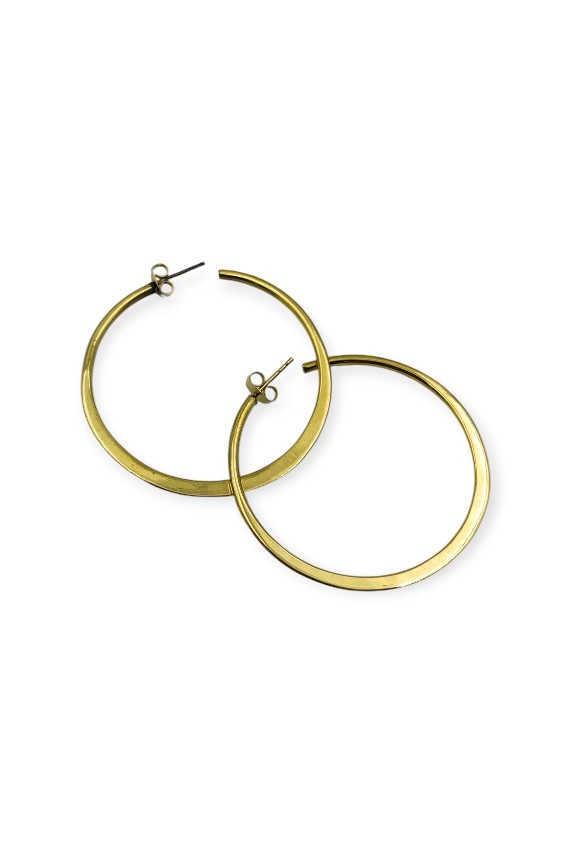 "Pendientes de aro dorado plano libres de níquel estilo boho artesanal de Samarkanda."