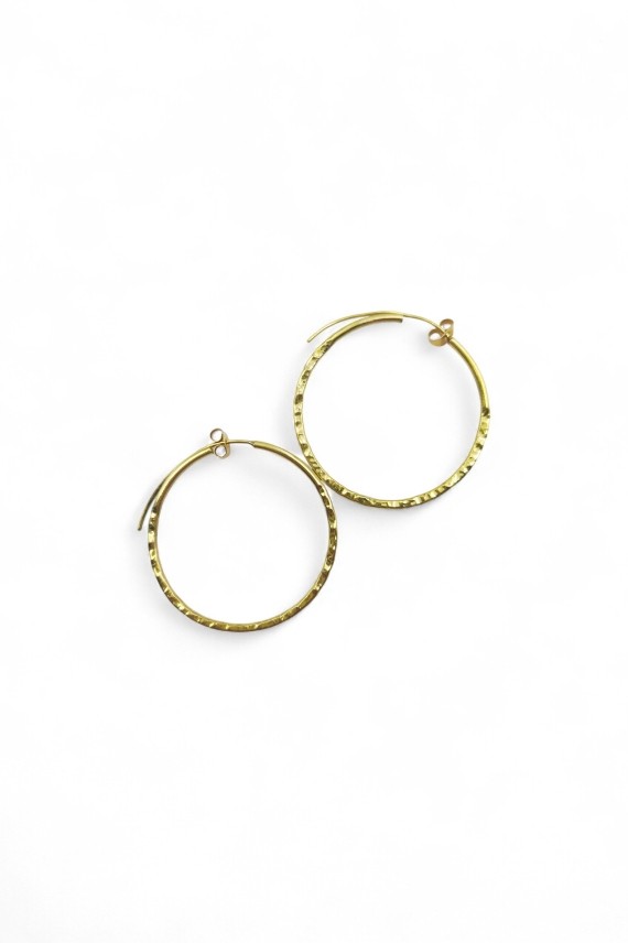 "Pendientes de aro dorado plano libres de níquel estilo boho artesanal de Samarkanda."