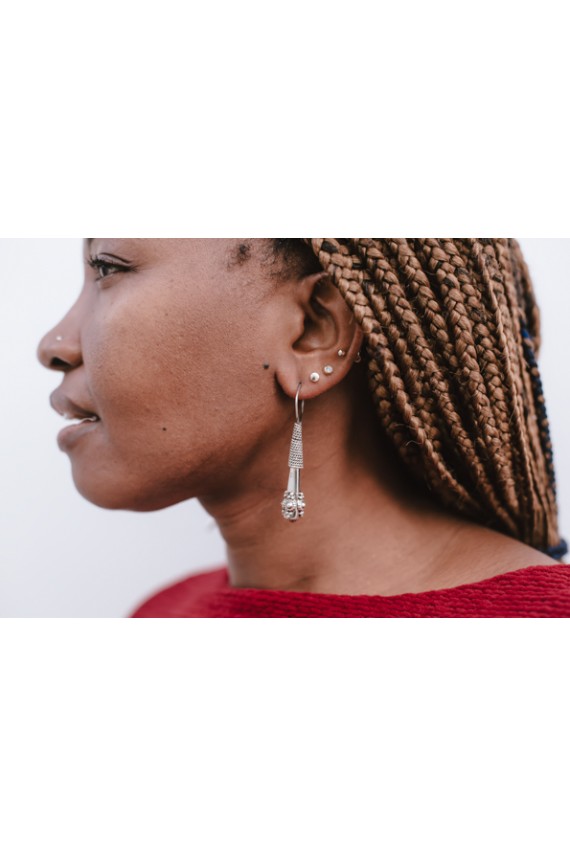 "Pendientes de plata de ley 925 con filigranas repujadas y diseño artesanal alargado Samarkanda."