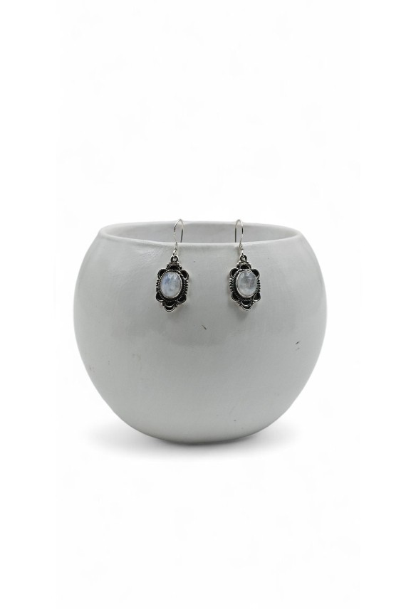 "Pendientes de plata de ley con piedra luna en cabujón y diseño artesanal boho Samarkanda."