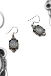 "Pendientes de plata de ley con piedra luna en cabujón y diseño artesanal boho Samarkanda."