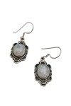"Pendientes de plata de ley con piedra luna en cabujón y diseño artesanal boho Samarkanda."