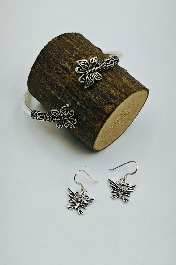 "Pendientes de plata de ley con mariposa tallada y repujada, diseño artesanal boho Samarkanda."