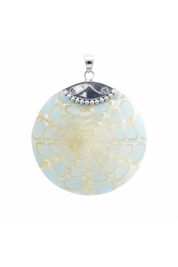"Colgante balinés en Plata de Ley 925 con disco de concha tallada en diseño geométrico, joya artesanal Samarkanda.