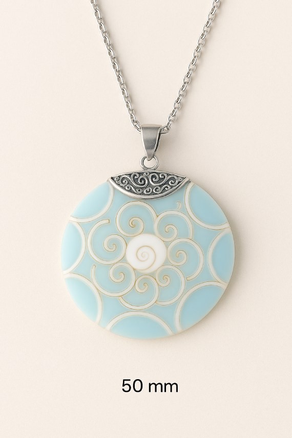 "Colgante balinés en Plata de Ley 925 con disco de concha y espirales de la vida talladas, joya artesanal Samarkanda.