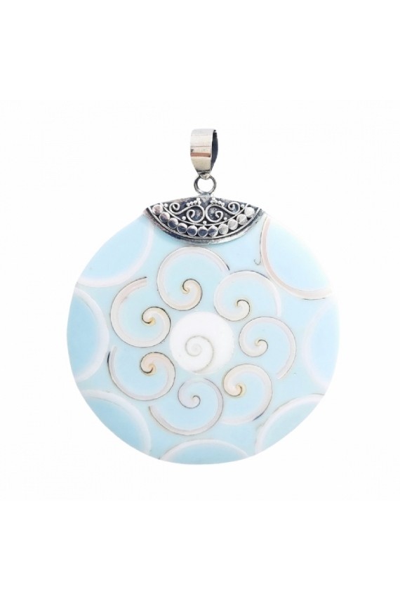 "Colgante balinés en Plata de Ley 925 con disco de concha y espirales de la vida talladas, joya artesanal Samarkanda.