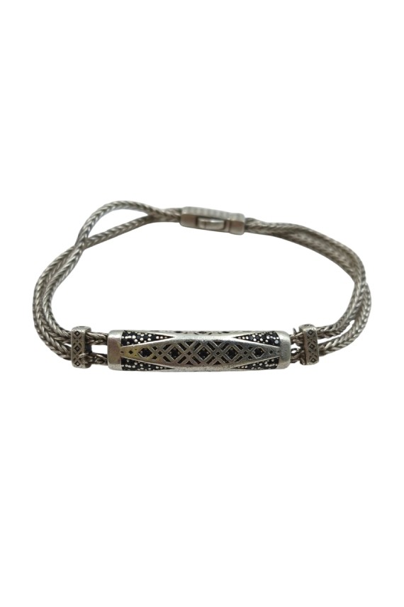Pulsera de plata con doble cordón trenzado y barra labrada inspirada en Ashtamangala