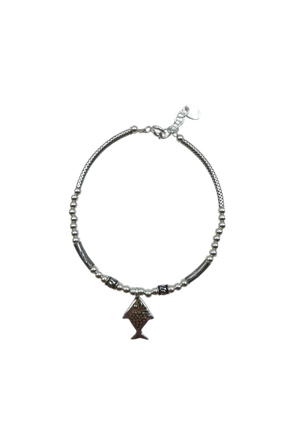 Pulsera boho plateada artesanal con charm de pez, cuentas metálicas y espirales decorativas
